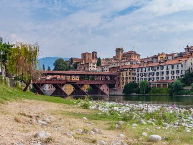 eski ahşap köprü nehir brenta, romantik Köyü basano del grappa yayılan