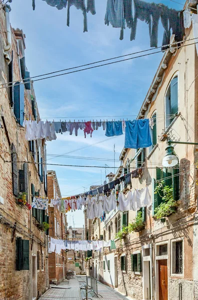 イタリアのヴェネツィアの狭い通りにある服 — ストック写真