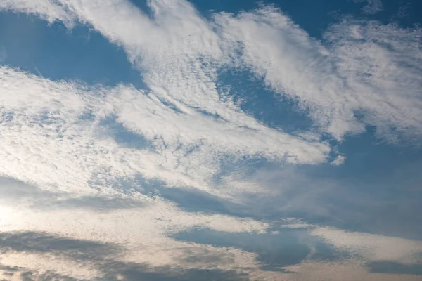 Cielo Drammatico Con Nuvole Scure Bianche Resto Del Cielo Blu — Foto Stock