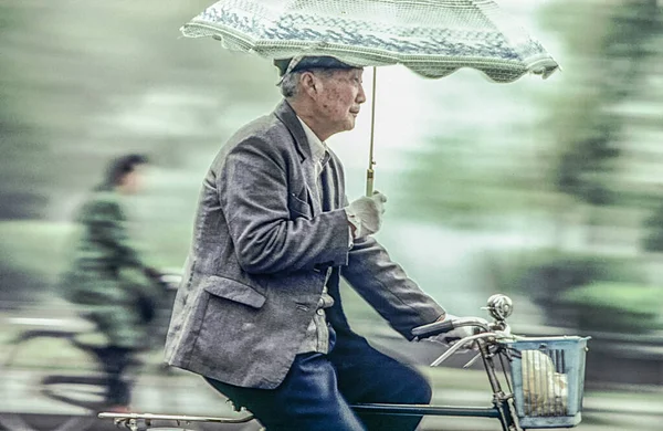 Peking Čína Srpna 1982 Starý Muž Jezdí Kole Deštníkem Ruce — Stock fotografie