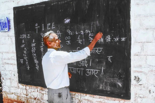 Indie Agra Srpna 1994 Učitel Učí Děti Venkovních Třídách Agra — Stock fotografie