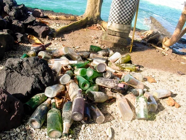 2004年 平成16年 7月27日インドネシア キャンディ 英語版 聖なるヤシの木のあるキャンディ 英語版 のビーチでパーティー後のボトル — ストック写真