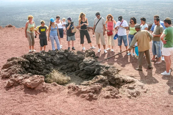Turistler Lanzarote Deki Timanfaya Ulusal Parkı Nda Kaynamış Suyu Izliyor — Stok fotoğraf
