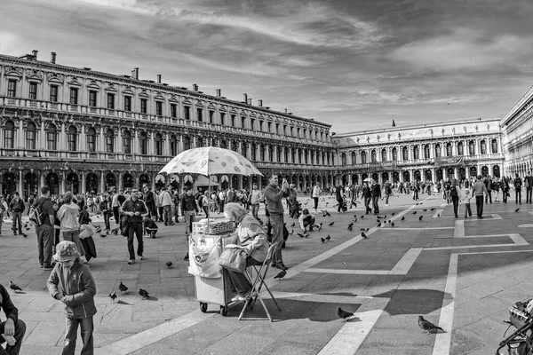 Venice Italy April 2007 People Visit Piazza San Marco Square — Stock Photo, Image