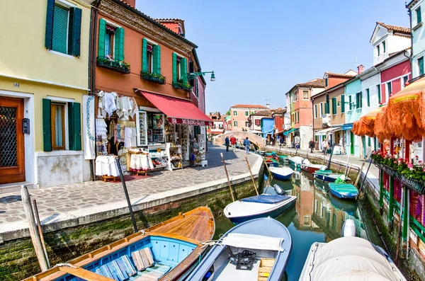 意大利威尼斯 2007年4月10日 位于意大利威尼斯落后地区的老渔夫城市布尔诺的漂亮的彩色房子 威尼斯是意大利游客最多的旅游胜地 — 图库照片