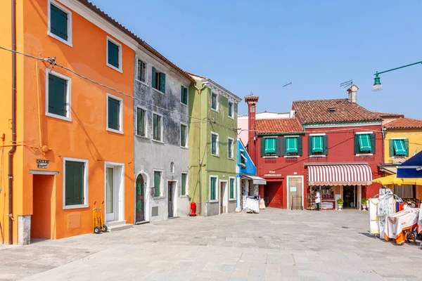 2007年 平成19年 4月10日 イタリア ブラノ村の旧市街広場の色が異なる景観 — ストック写真