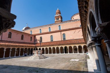 Venedik, İtalya - 10 Nisan 2007: San Michele mezarlığının bahçesinde. San Michele yüzyıllardır Venedik 'in en önemli mezarlığıdır..