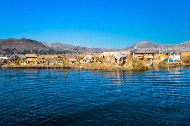 Titicaca Gölü, Peru - 2 Ağustos 2019: Titicaca Gölü'ndeki yüzen adada yaşam gösteren Uros Kabilesi