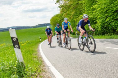 Frankfurt, Almanya - 7 Mayıs 2022: Bir grup bisiklet sporcusunun Almanya 'nın güzel Rheingau bölgesinde bir yarışı var.