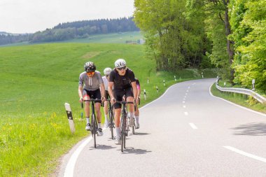 Frankfurt, Almanya - 7 Mayıs 2022: Bir grup bisiklet sporcusunun Almanya 'nın güzel Rheingau bölgesinde bir yarışı var.