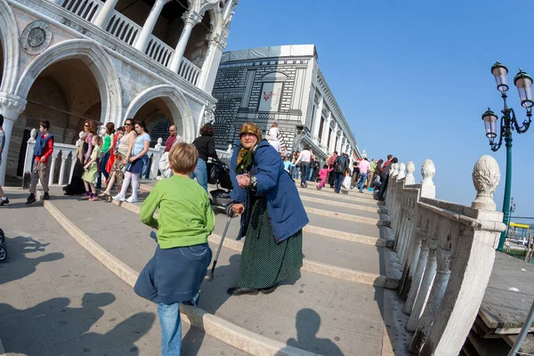 Венеция Италия Апреля 2007 Года Старуха Просит Денег Площади Святого — стоковое фото