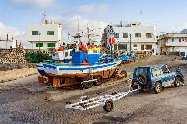Famara Spanien Augusti 2007 Fiskare Förbereder Den Gamla Träfiskebåten För — Stockfoto