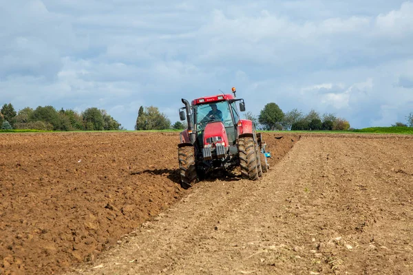 2009年 平成21年 10月13日 ドイツ エシュボーントラクターで秋に田を耕す農家 — ストック写真