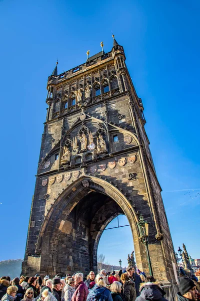 Prag Tschechien Januar 2020 Menschen Passieren Das Alte Riesige Tor — Stockfoto