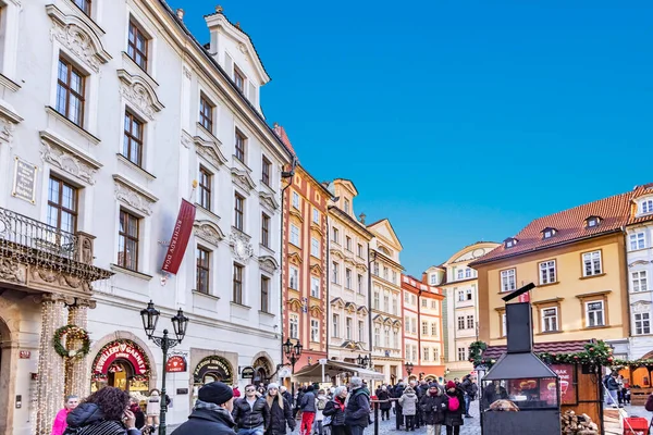 捷克共和国布拉格 2020年1月1日 人们参观布拉格老城的圣诞市场 — 图库照片