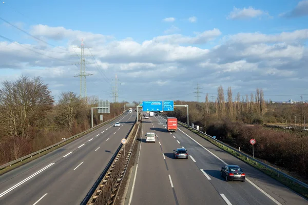 德国法兰克福 2022年1月28日 看到德国A5号高速公路 车速降至120公里 下一个出口为蓝色标志 — 图库照片
