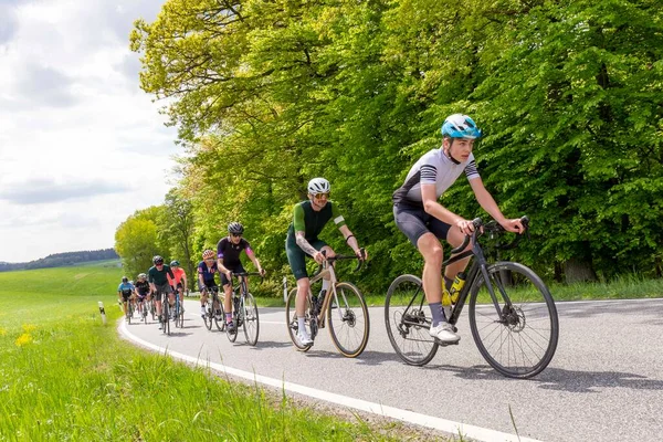 フランクフルト ドイツ 2022年5月7日 自転車競技者のグループは ドイツの美しいラインナウ地域でレースを持っています — ストック写真