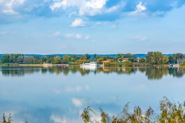 Bavyera 'daki Altmuehl nehrinin manzarası. Rıhtımda turizm gemisi ve sahil şeridinin yansıması.