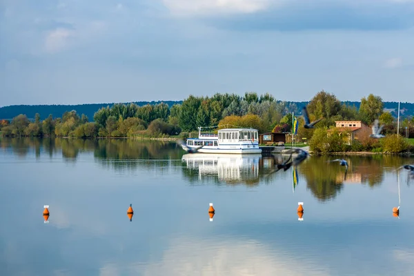 Scenic View Altmuehl River Bavaria Tourist Ship Pier Reflection Coastline — Stock Photo, Image