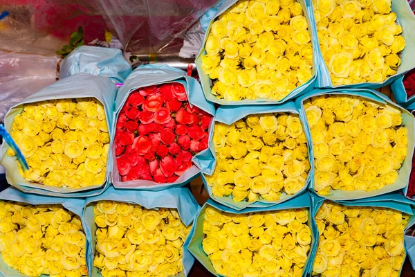 Τριαντάφυλλα Που Προσφέρονται Στη Νυχτερινή Αγορά Λουλουδιών Pak Klong Talat — Φωτογραφία Αρχείου