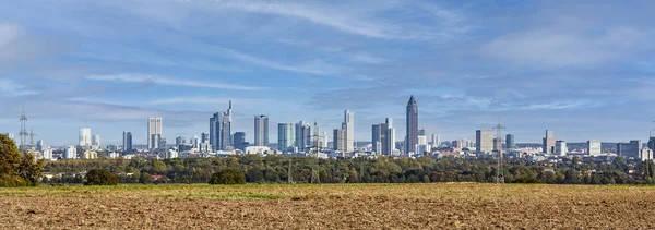 Blick Auf Die Skyline Von Frankfurt Mit Gepflügten Feldern Vordergrund — Stockfoto