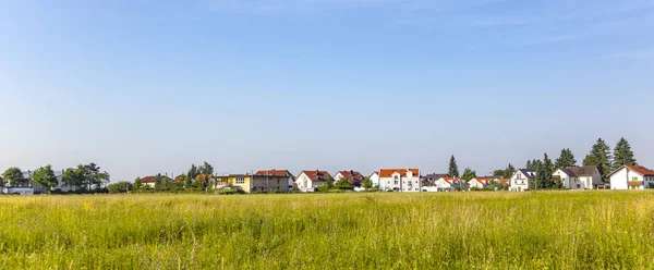 Nowy Obszar Mieszkalny Pobliżu Łąki Pięknym Krajobrazie Monachium — Zdjęcie stockowe