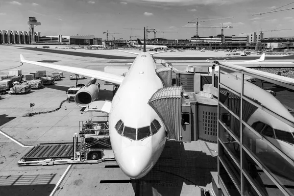 空港に到着する準備ができているゲートの航空機 — ストック写真