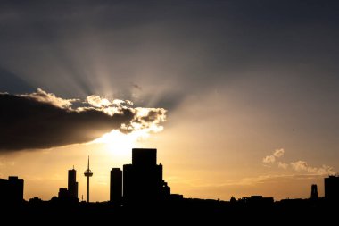 Köln 'ün ufuk çizgisi günbatımı modunda, Almanya