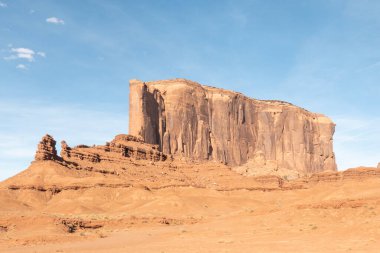 ABD 'de deve tepesi ve mavi gökyüzü ile anıt vadisinin manzarası