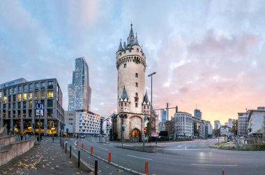 Frankfurt 'taki eski opera binasının ön cephesi.