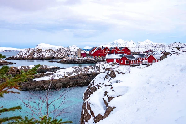 风景摄影 挪威Nusfjord镇 欧洲多云的冬季景色 罗浮敦群岛明亮的晨景 挪威海景 — 图库照片
