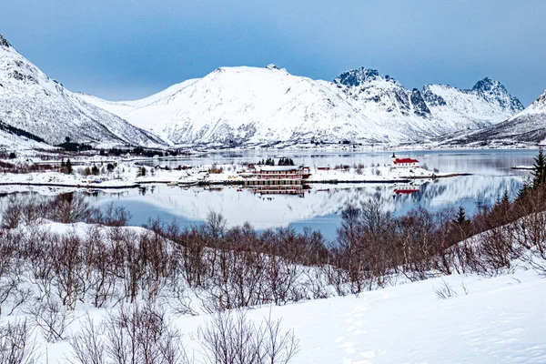 Vista Para Aldeia Norueguesa Henningsvaer Com Montanhas Cobertas Neve — Fotografia de Stock