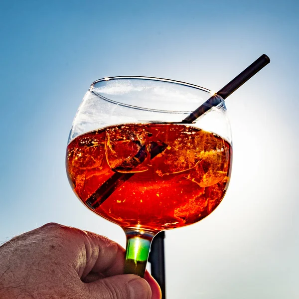 Parlak Güneşe Karşı Samanlı Kokteyl Bardağı — Stok fotoğraf
