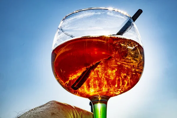 Bicchiere Cocktail Con Paglia Contro Sole Splendente Con Parte Della — Foto Stock