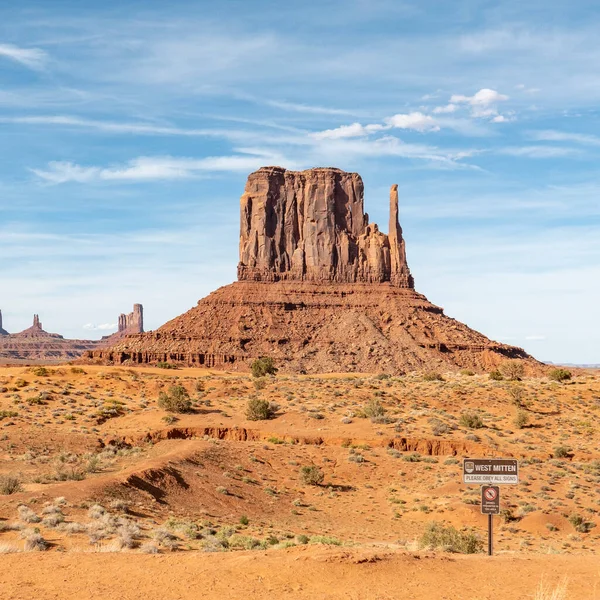 ブットと青い空の記念碑谷への風光明媚な景色 アメリカ — ストック写真