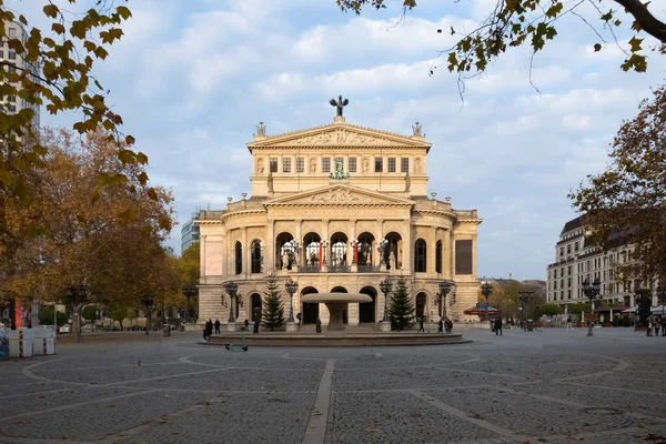 フランクフルトの古いオペラハウスは碑文でメインです Dem Wahren Schoenen Guten Engl 善と真理にかけて — ストック写真
