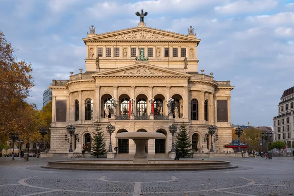 フランクフルトの古いオペラハウスは碑文でメインです Dem Wahren Schoenen Guten Engl 善と真理にかけて — ストック写真