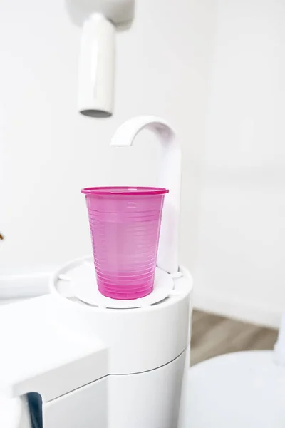 Copo Plástico Vermelho Uma Cadeira Dentistas Para Limpar Boca — Fotografia de Stock