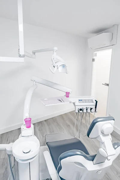 Armário Dentário Moderno Com Lâmpada Cadeira Equipamento Completo — Fotografia de Stock