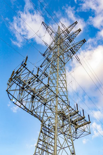 Blick Auf Strommasten Unter Strahlend Blauem Himmel — Stockfoto