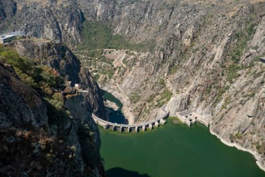 İspanya 'nın Salamanca kentinde Mirador de Iberdrola adlı Arribes del Duero kentindeki hidroelektrik santrali.