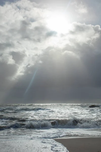 Θάλασσα Τοπίο Τεράστια Κύματα Και Μια Δέσμη Φωτός Στο Sylt — Φωτογραφία Αρχείου