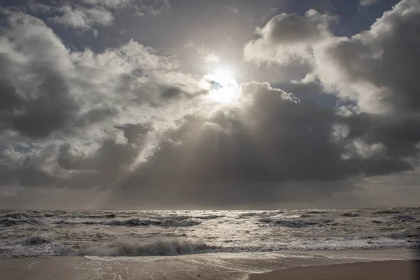 Θάλασσα Τοπίο Τεράστια Κύματα Και Μια Δέσμη Φωτός Στο Sylt — Φωτογραφία Αρχείου