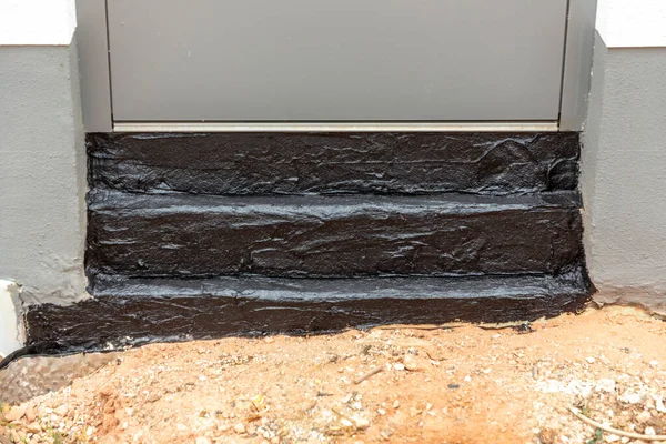 Detail Izolace Bitumenem Vstupních Dveří Staveništi — Stock fotografie