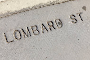 Lombard Caddesi, San Francisco, ABD 'de kaldırımda betona basılmış.