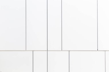 Harmonik kompozisyonda çizgileri olan beyaz duvar deseni