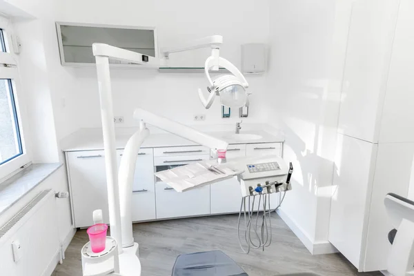 Moderner Zahnschrank Mit Lampe Stuhl Und Kompletter Ausstattung — Stockfoto