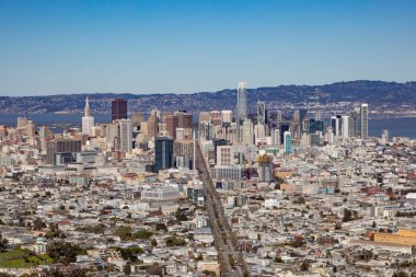 San Francisco, ABD - 13 Mart 2019: Güneşli bir günde San Francisco 'nun ufuk çizgisi.