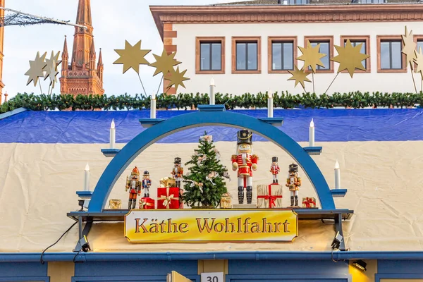 德国威斯巴登 2022年12月21日 德国威斯巴登市克里斯特金尔市场的凯斯 伍尔法尔特商店的标志 该市场被命名为流星射击市场 — 图库照片