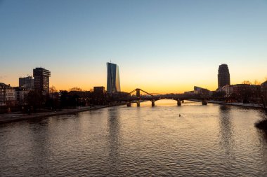 Frankfurt 'un ufuk çizgisine bakan gündoğumu ile ana nehir, Almanya